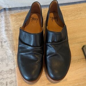 beek Puffin Black Leather Women’s Slip-On Loafers almost new